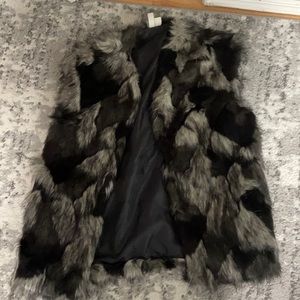 Gray black and white faux fur vest w pockets